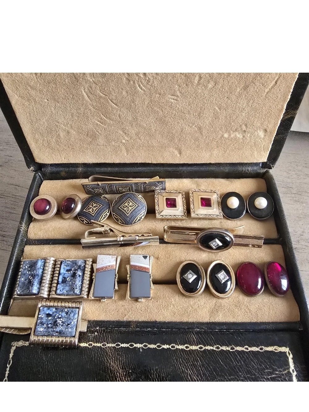 VINTAGE JEWELRY LOT CUFFLINKS AND TIE CLIPS/ 11 PAIRS & 5 CLIPS / Box Included